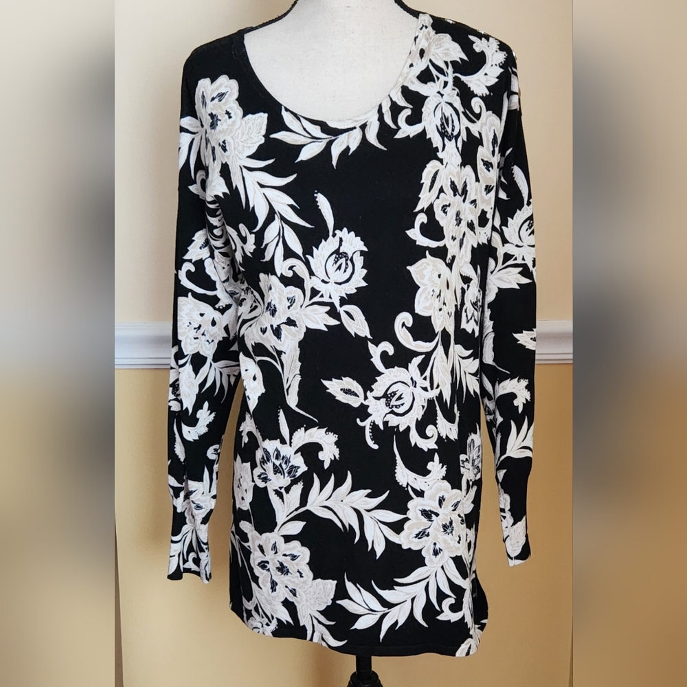 Black and White Floral Long Sleeve Sweater Top Tunic Size Medium NWOT